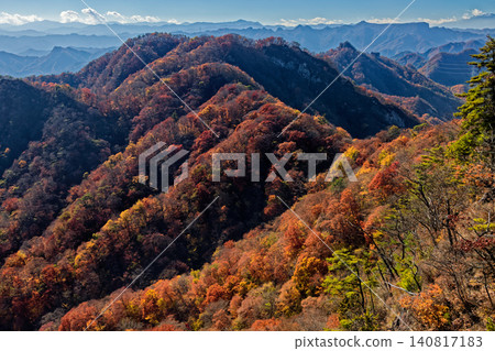 Autumn foliage of the mountains of western Joshu as seen from the Ura-Myogi and Tanikyu mountain ridges. Autumn foliage of the mountains of western Joshu as seen from the Ura-Myogi and Tanikyu mountain ridges. 140817183