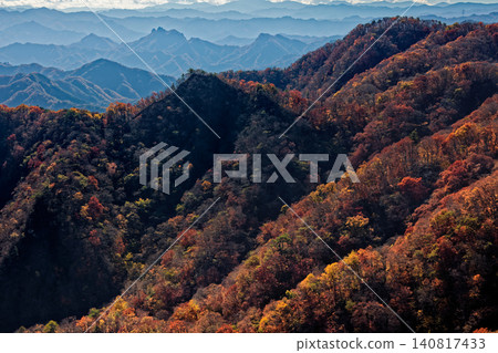 Autumn foliage of the mountains of western Joshu as seen from the Ura-Myogi and Tanikyu mountain ridges. Autumn foliage of the mountains of western Joshu as seen from the Ura-Myogi and Tanikyu mountain ridges. 140817433