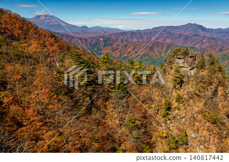 秋葉時節,從內浦妙義谷久山看到的淺間山和羽曲山。 秋葉時節,從內浦妙義谷久山看到的淺間山和羽曲山。 140817442