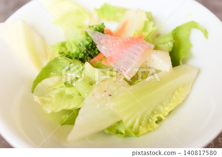 可用於健康餐點和咖啡館菜單的蔬菜沙拉。 可用於健康餐點和咖啡館菜單的蔬菜沙拉。 140817580