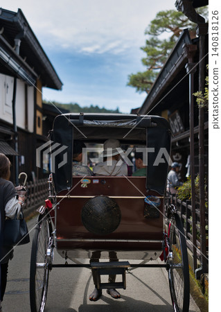 穿越飛驒高山老街的人力車 140818126