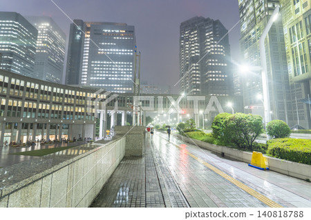 雨中的新宿副城區中心以及東京都廳大樓前廣場的夜景 雨中的新宿副城區中心以及東京都廳大樓前廣場的夜景 140818788
