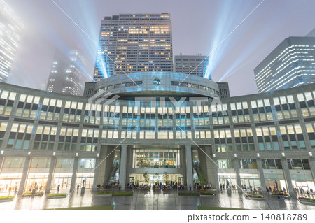雨中的新宿副城區中心以及東京都廳大樓前廣場的夜景 雨中的新宿副城區中心以及東京都廳大樓前廣場的夜景 140818789