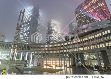 雨中的新宿副城區中心以及東京都廳大樓前廣場的夜景 雨中的新宿副城區中心以及東京都廳大樓前廣場的夜景 140818790