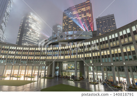 雨中的新宿副城區中心以及東京都廳大樓前廣場的夜景 雨中的新宿副城區中心以及東京都廳大樓前廣場的夜景 140818791