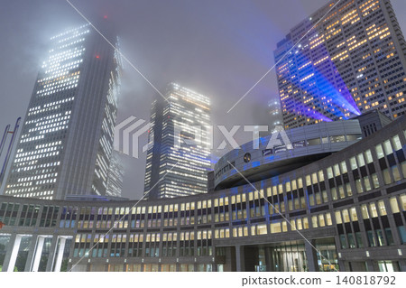 雨中的新宿副城區中心以及東京都廳大樓前廣場的夜景 雨中的新宿副城區中心以及東京都廳大樓前廣場的夜景 140818792