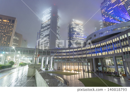 雨中的新宿副城區中心以及東京都廳大樓前廣場的夜景 雨中的新宿副城區中心以及東京都廳大樓前廣場的夜景 140818793