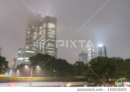 雨夜中新宿副城區和摩天大樓的景色 雨夜中新宿副城區和摩天大樓的景色 140818802
