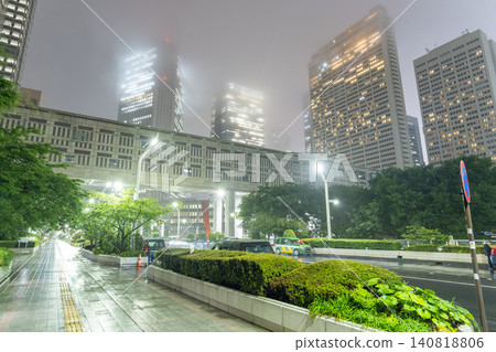 新宿副城區的雨夜景色 新宿副城區的雨夜景色 140818806