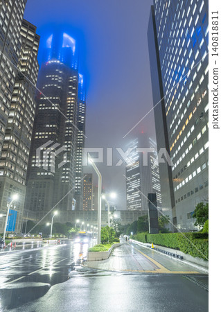 雨中的新宿副城區和濕漉漉的夜景 雨中的新宿副城區和濕漉漉的夜景 140818811