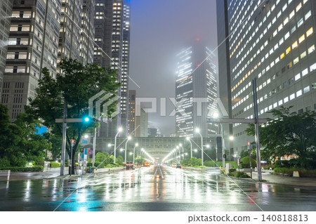 雨中的新宿副城區和濕漉漉的夜景 雨中的新宿副城區和濕漉漉的夜景 140818813