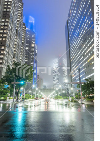 雨中的新宿副城區和濕漉漉的夜景 雨中的新宿副城區和濕漉漉的夜景 140818814