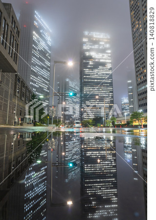 新宿副城區的雨夜景色 新宿副城區的雨夜景色 140818829