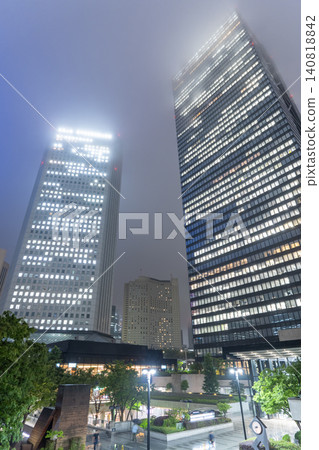 Rainy night view of Shinjuku's sub-city center 140818842