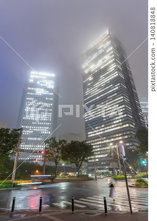 新宿副城區的雨夜景色 新宿副城區的雨夜景色 140818848