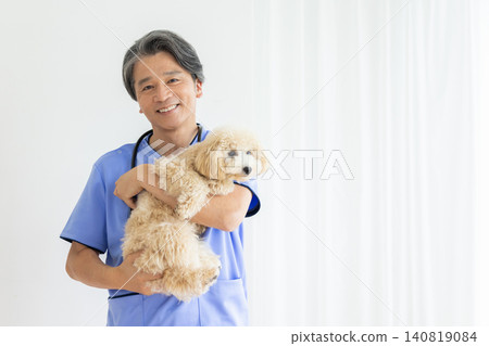 獸醫:獸醫抱著比熊犬的肖像 獸醫:獸醫抱著比熊犬的肖像 140819084