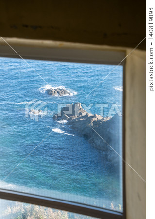 The image of cliffs and the sea visible from the window 140819093