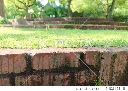 可用於公園和花園背景的草地和磚牆攝影素材圖片。 可用於公園和花園背景的草地和磚牆攝影素材圖片。 140819148
