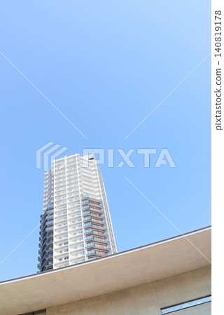 藍天和高層公寓大樓的庫存照片,適用於房地產廣告和都市生活圖片。 藍天和高層公寓大樓的庫存照片,適用於房地產廣告和都市生活圖片。 140819178
