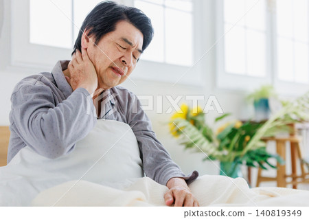 一位老年男子患有肩部僵硬和身體虛弱。 一位老年男子患有肩部僵硬和身體虛弱。 140819349