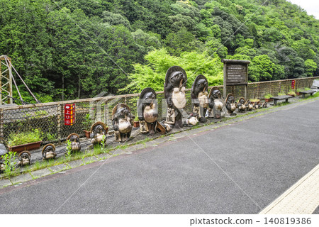 小車保津峽站的信樂燒貉 小車保津峽站的信樂燒貉 140819386