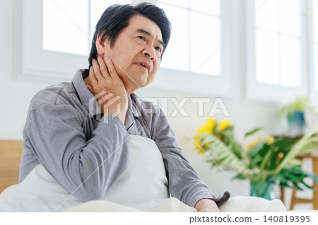 一位老年男子患有肩部僵硬和身體虛弱。 140819395