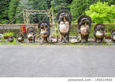 小車保津峽站的信樂燒貉 小車保津峽站的信樂燒貉 140819400