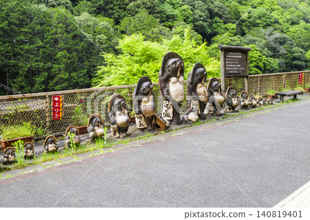 小車保津峽站的信樂燒貉 小車保津峽站的信樂燒貉 140819401