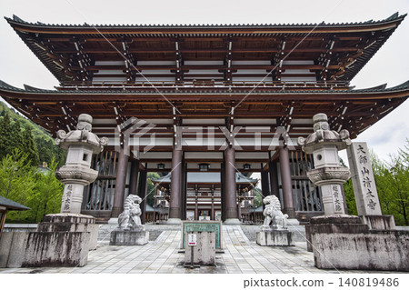 A magnificent view of the front of the South Gate of Seidaiji Temple (Echizen Daibutsu) in Katsuyama City, Fukui Prefecture. A magnificent view of the front of the South Gate of Seidaiji Temple (Echizen Daibutsu) in Katsuyama City, Fukui Prefecture. 140819486