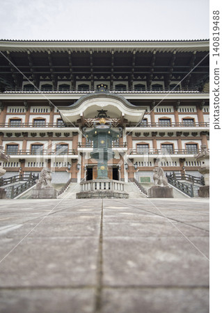 從正面仰望福井縣勝山市的越前大佛(青大寺),景色令人嘆為觀止。 從正面仰望福井縣勝山市的越前大佛(青大寺),景色令人嘆為觀止。 140819488