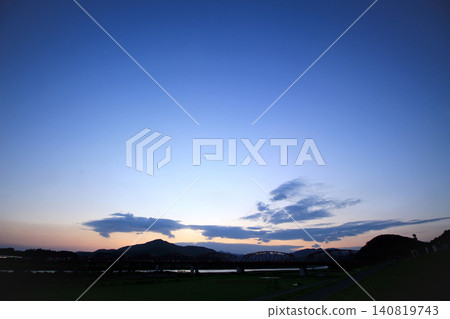 美麗的暮色天空 美麗的暮色天空 140819743