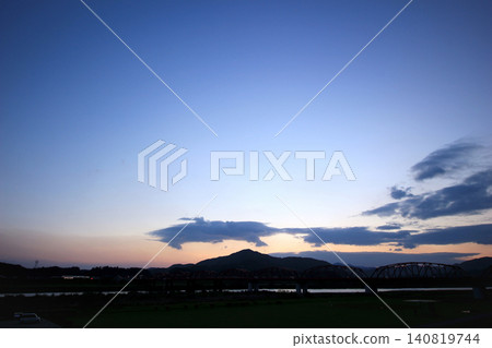 美麗的暮色天空 美麗的暮色天空 140819744