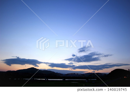 美麗的暮色天空 美麗的暮色天空 140819745