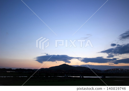 美麗的暮色天空 140819746