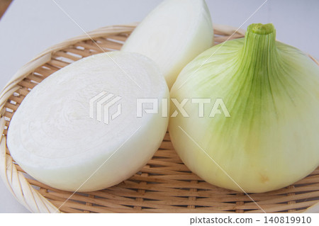Large sliced new onions Large sliced new onions 140819910