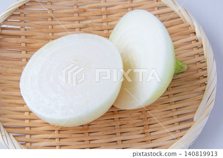 Large sliced new onions Large sliced new onions 140819913
