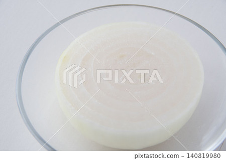 Large sliced new onions Large sliced new onions 140819980