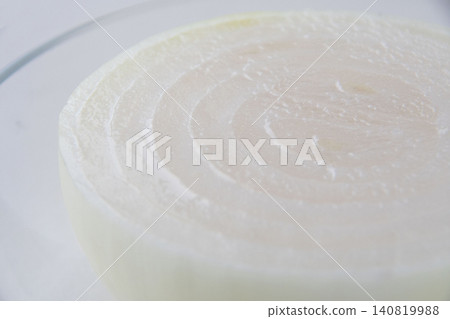 Large sliced new onions Large sliced new onions 140819988