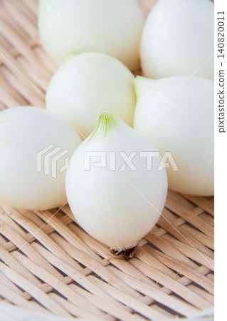 Fresh young onions Fresh young onions 140820011