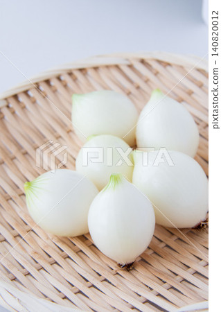 Fresh young onions Fresh young onions 140820012