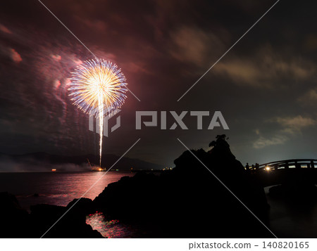 Two-colored fireworks 140820165
