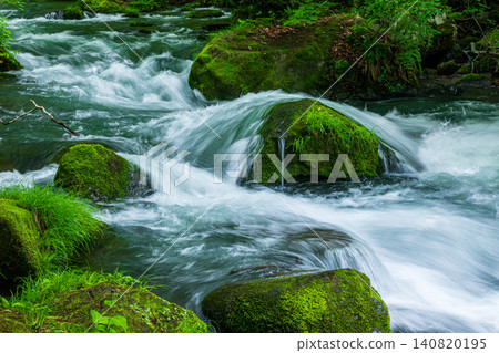 長滿青苔的岩石和潺潺的流水（奧伊拉塞溪） 140820195