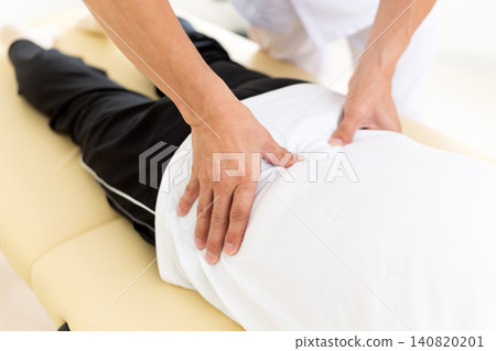 Acupuncturists and osteopaths who perform treatments at clinics Acupuncturists and osteopaths who perform treatments at clinics 140820201