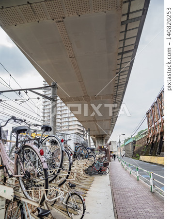 新幹線高架軌道下方建有公共自行車停車區 新幹線高架軌道下方建有公共自行車停車區 140820253