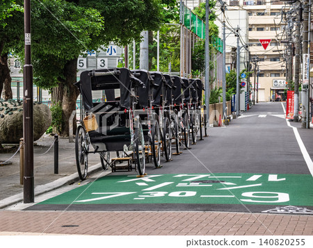淺草(東京都台東區)學校附近停滿了人力車。 淺草(東京都台東區)學校附近停滿了人力車。 140820255