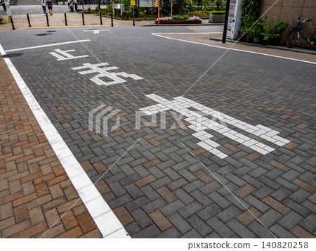 在相互連接的鋪砌道路上，一塊塊地塗繪“停止”道路標線。 140820258