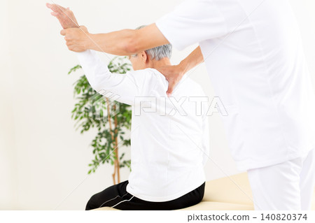 在診所進行治療的針灸師和整骨師 在診所進行治療的針灸師和整骨師 140820374