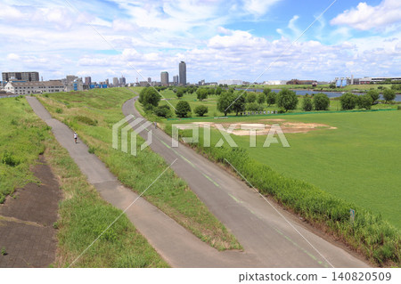 Summer in Arakawa: View of the New Tokyo Metropolitan Golf Course (Kita Ward, Tokyo side) from Shikahama Bridge Summer in Arakawa: View of the New Tokyo Metropolitan Golf Course (Kita Ward, Tokyo side) from Shikahama Bridge 140820509