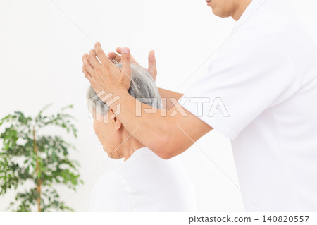 Acupuncturists and osteopaths who perform treatments at clinics Acupuncturists and osteopaths who perform treatments at clinics 140820557