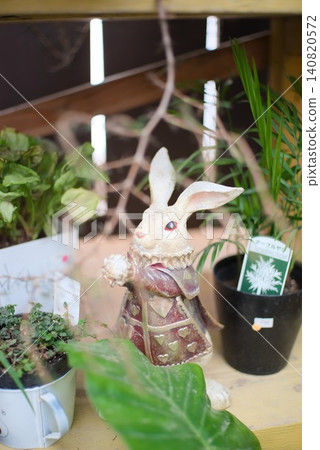 可用於室內裝潢或花園商店展示的兔子擺件照片素材。 可用於室內裝潢或花園商店展示的兔子擺件照片素材。 140820572
